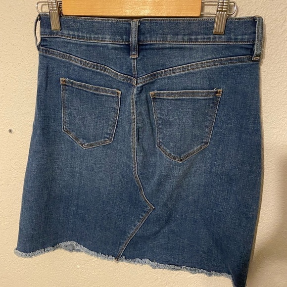 J Crew medium wash, distressed denim blue jean skirt. Women’s size 4 - Picture 2 of 4